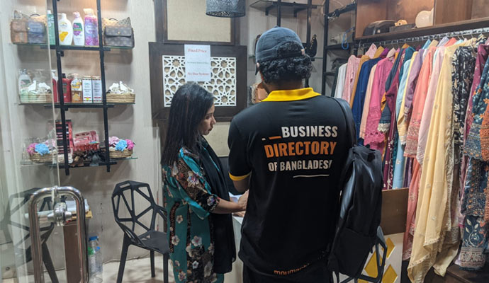 Field officer visiting shop
